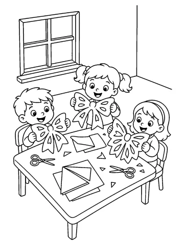 Des enfants assis à une table découpent et montrent de grands flocons en papier avec des ciseaux.